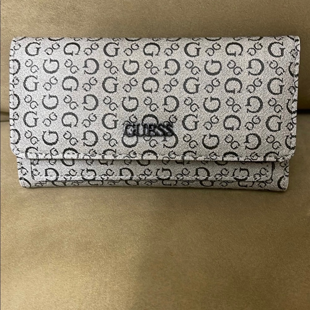GUESS Monochrome ‘GG’ Light Gray Wallet